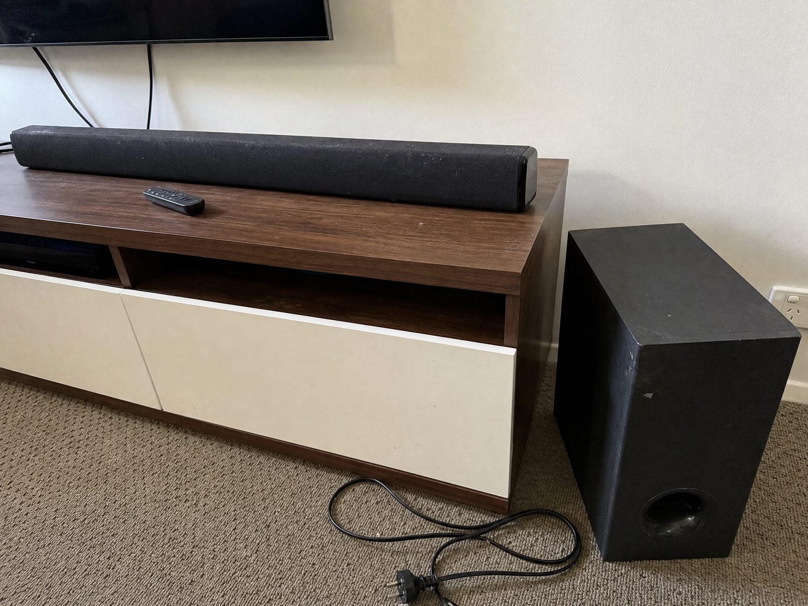 Soundbar with subwoofer