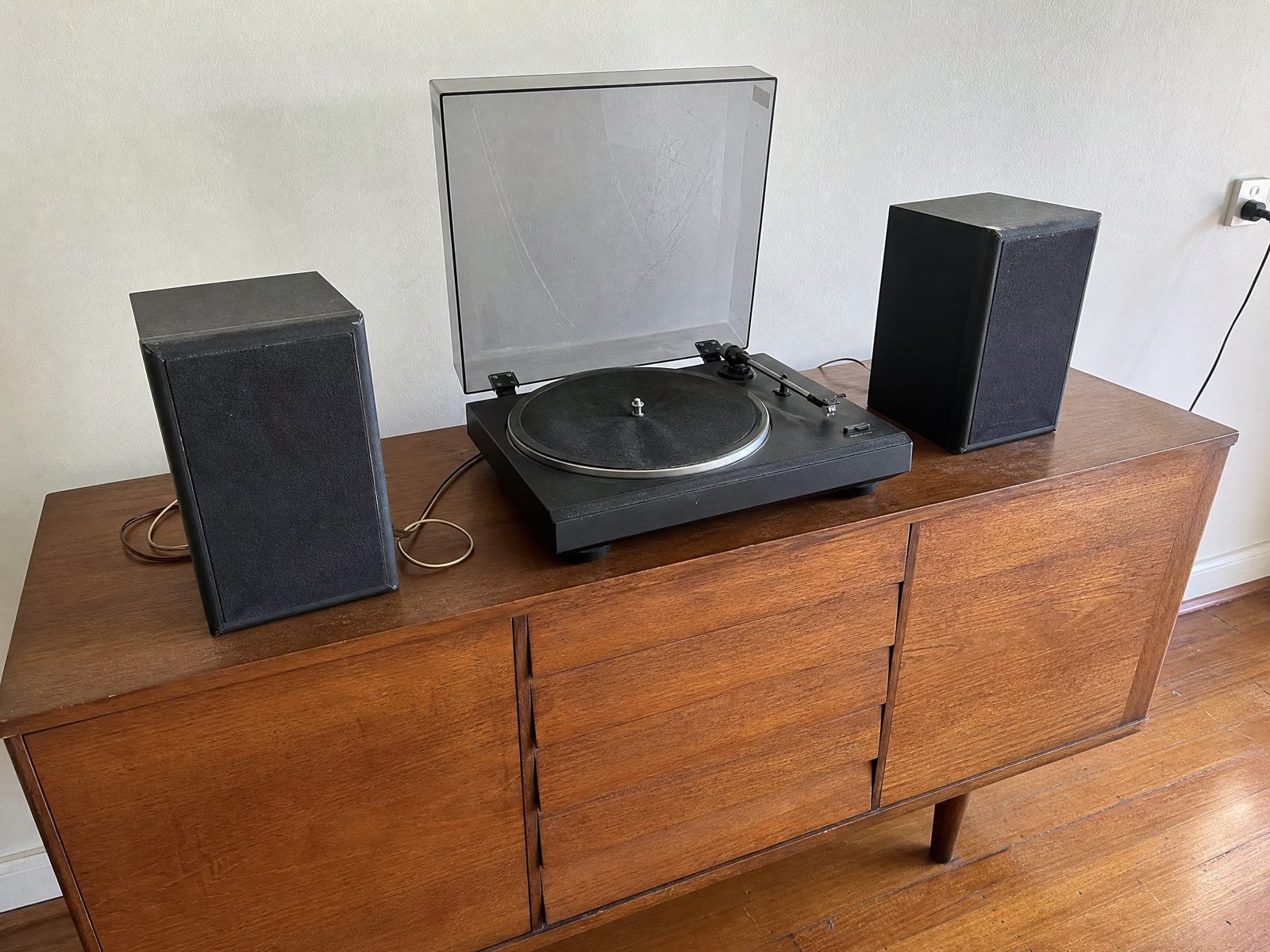 Turntable with speakers