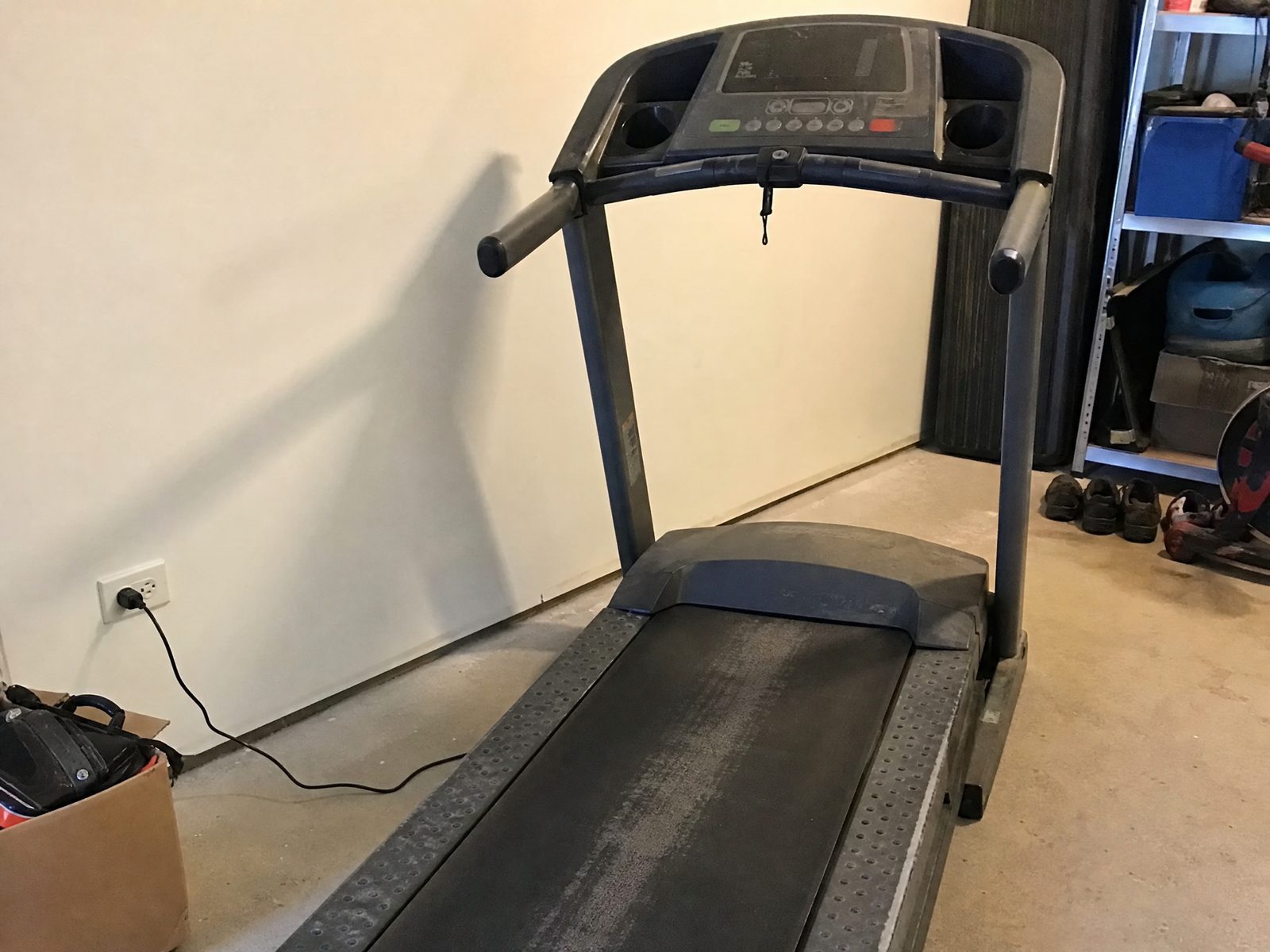 Treadmill, folding