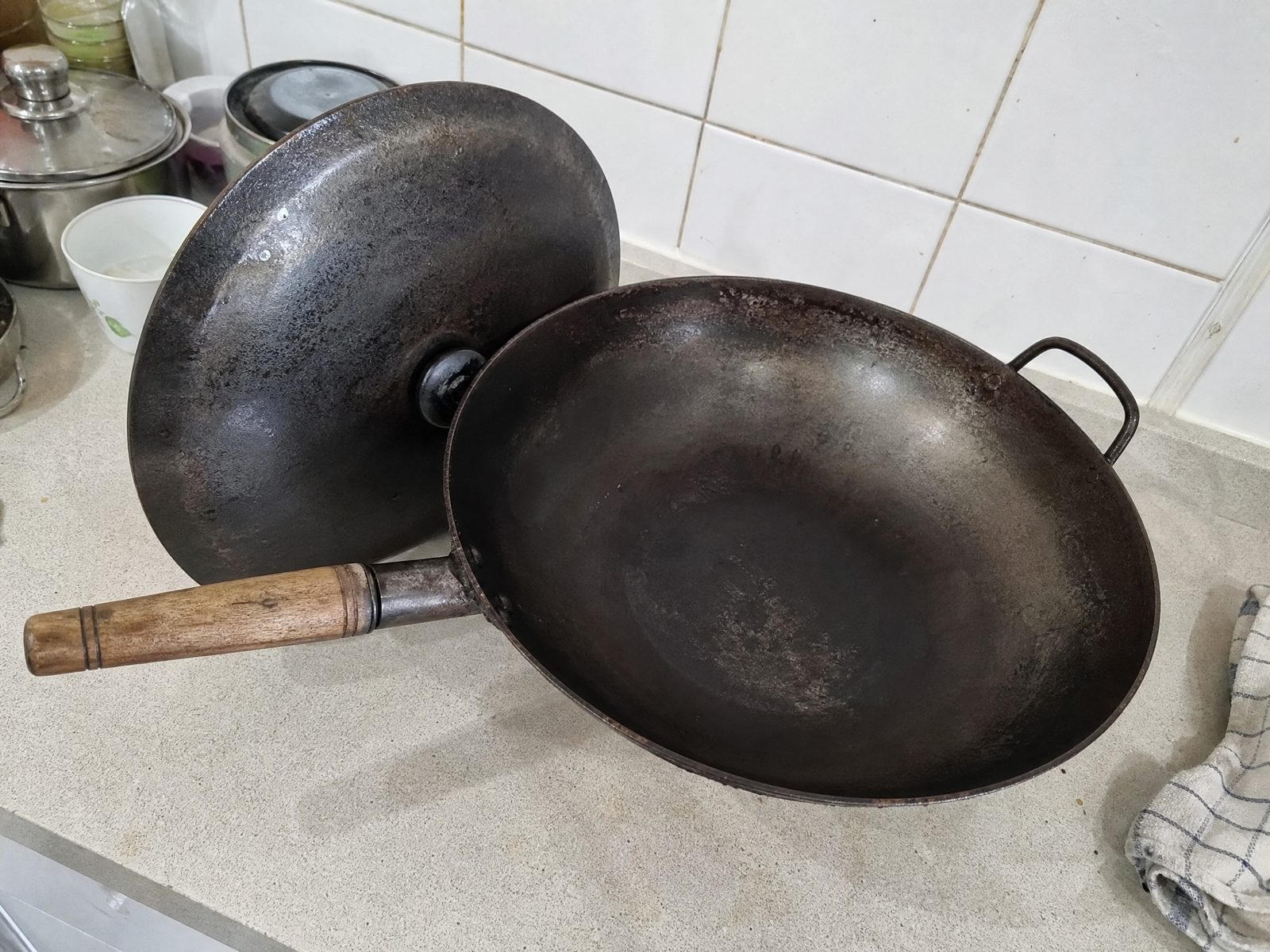 Cast iron wok and lid