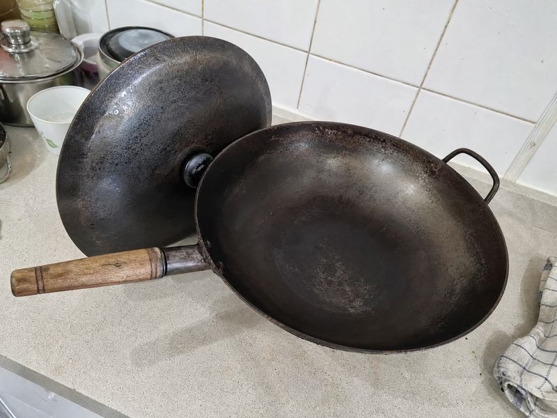 Cast iron wok and lid
